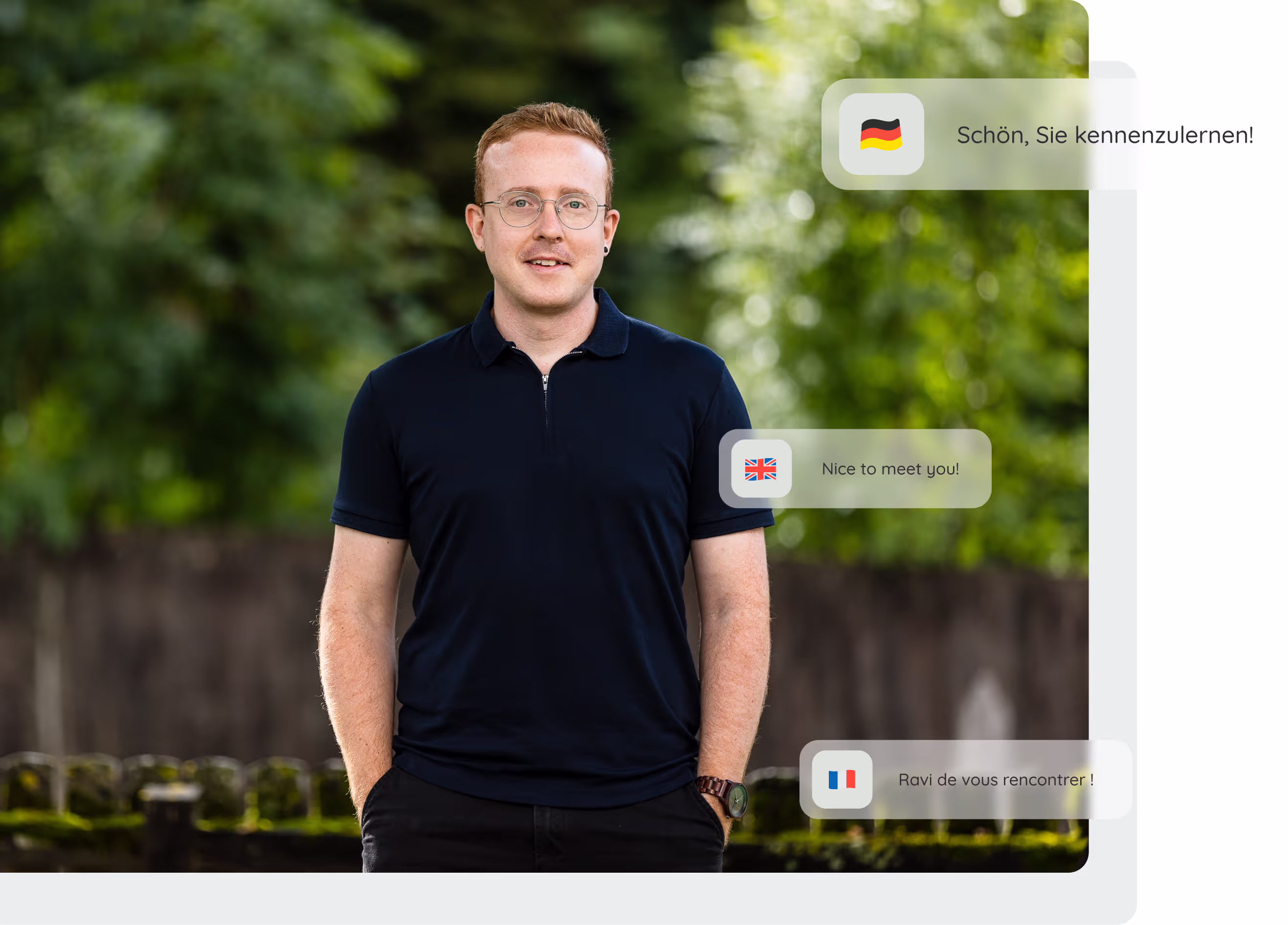 Hannes Frank in schwarzem Shirt steht vor einer Hecke