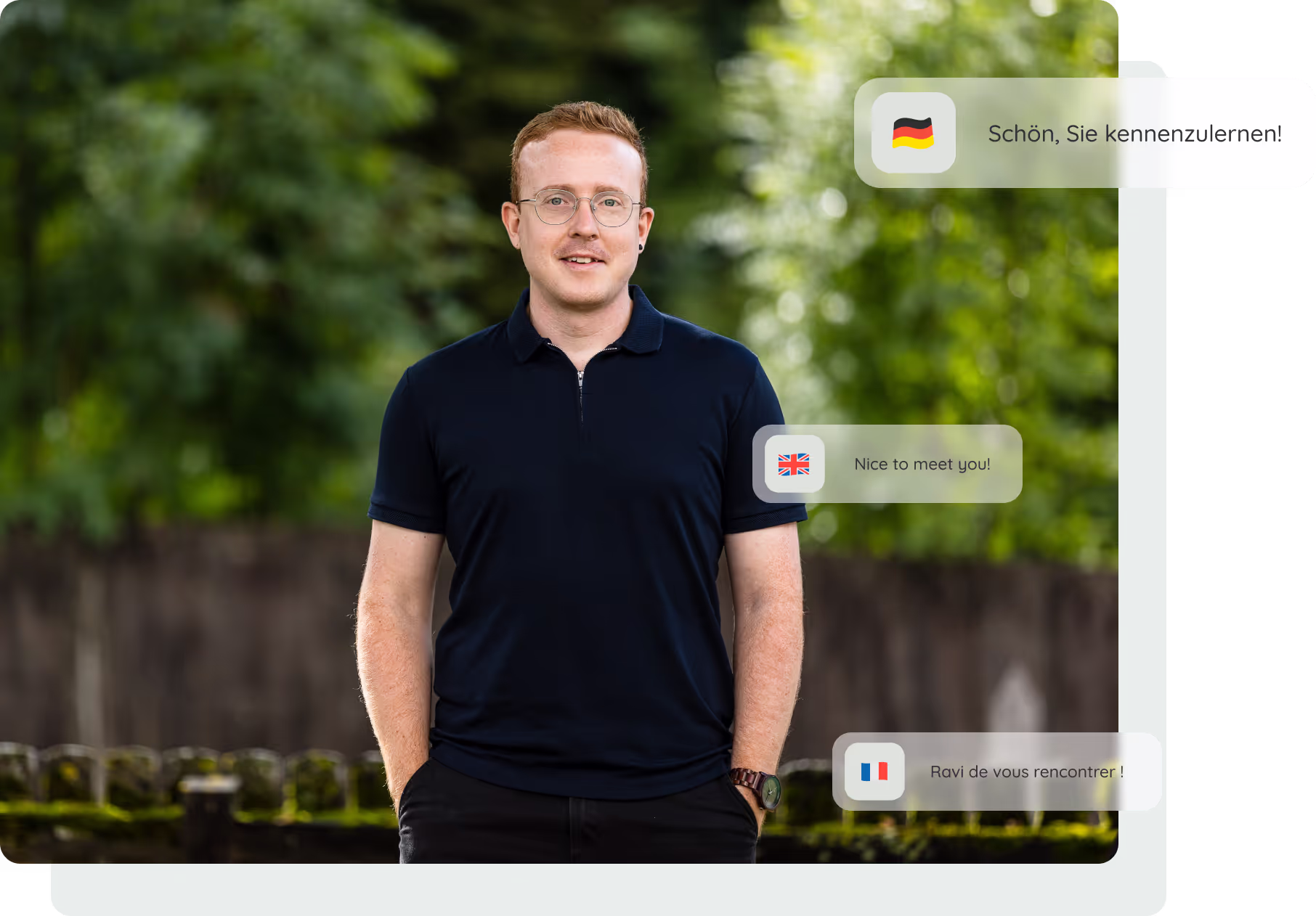 Hannes Frank in schwarzem Shirt steht vor einer Hecke
