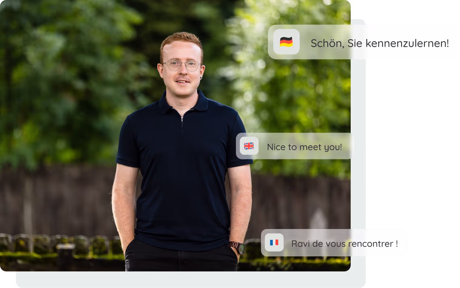 Hannes Frank in schwarzem Shirt steht vor einer Hecke